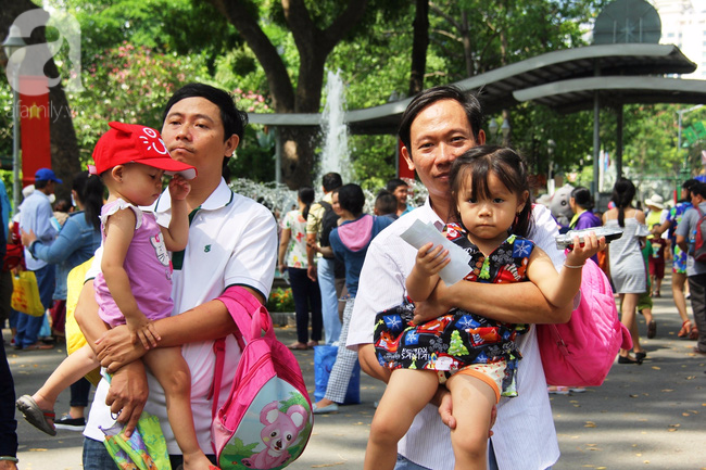 Nghỉ lễ, hàng ngàn gia đình ùn ùn kéo nhau đi chơi khiến Thảo Cầm Viên, Công viên nước Hồ Tây như “vỡ trận” - Ảnh 5.