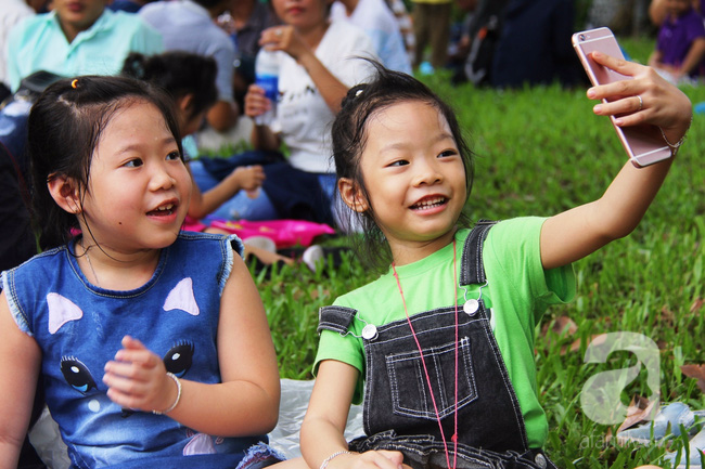 Nghỉ lễ, hàng ngàn gia đình ùn ùn kéo nhau đi chơi khiến Thảo Cầm Viên, Công viên nước Hồ Tây như “vỡ trận” - Ảnh 14.