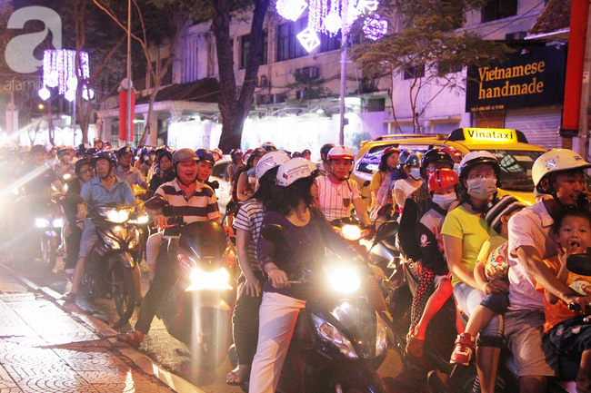 Không pháo hoa, phố đi bộ Nguyễn Huệ vẫn đông nghẹt người tối 30-4 - Ảnh 3.