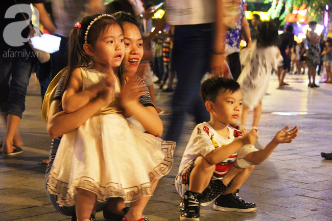 Không pháo hoa, phố đi bộ Nguyễn Huệ vẫn đông nghẹt người tối 30-4 - Ảnh 8.