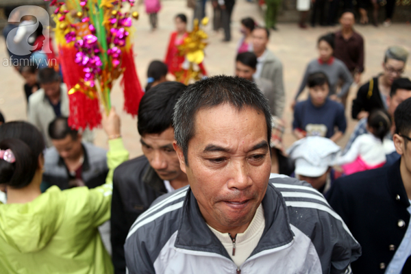 Hà Nội: Hàng trăm người cướp hoa tre, lộc lá tại lễ hội đền Gióng - Ảnh 6.
