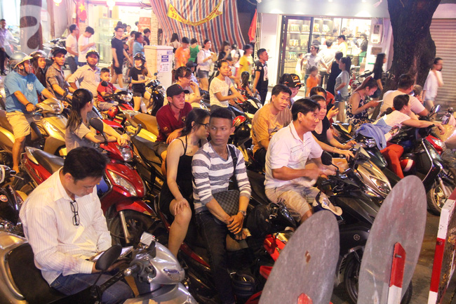 Không pháo hoa, phố đi bộ Nguyễn Huệ vẫn đông nghẹt người tối 30-4 - Ảnh 4.