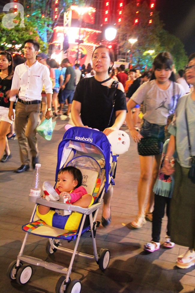 Không pháo hoa, phố đi bộ Nguyễn Huệ vẫn đông nghẹt người tối 30-4 - Ảnh 15.