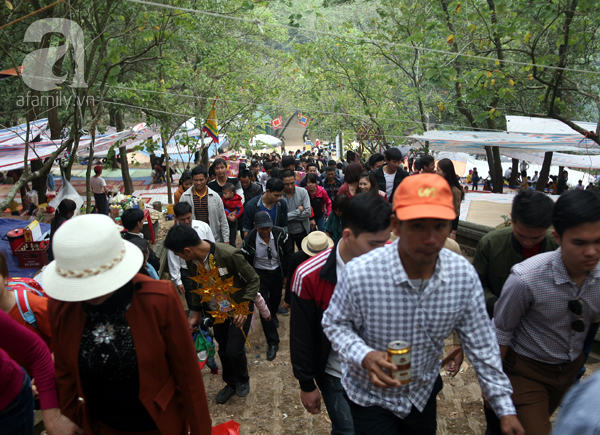 Hà Nội: Hàng trăm người cướp hoa tre, lộc lá tại lễ hội đền Gióng - Ảnh 7.