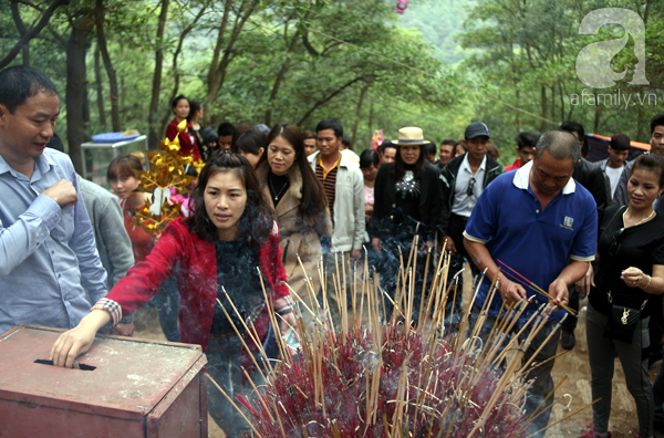 Hà Nội: Hàng trăm người cướp hoa tre, lộc lá tại lễ hội đền Gióng - Ảnh 8.