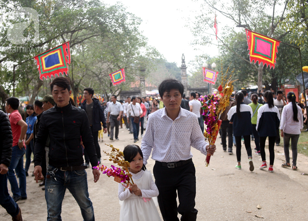 Hà Nội: Hàng trăm người cướp hoa tre, lộc lá tại lễ hội đền Gióng - Ảnh 12.