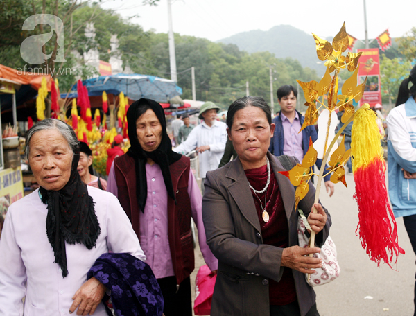 Hà Nội: Hàng trăm người cướp hoa tre, lộc lá tại lễ hội đền Gióng - Ảnh 13.