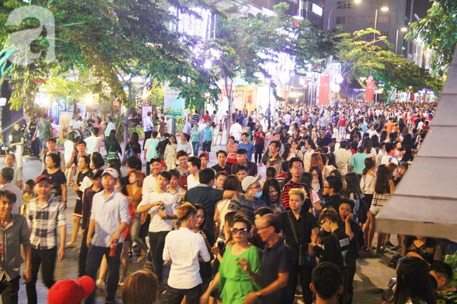 Không pháo hoa, phố đi bộ Nguyễn Huệ vẫn đông nghẹt người tối 30-4 - Ảnh 1.