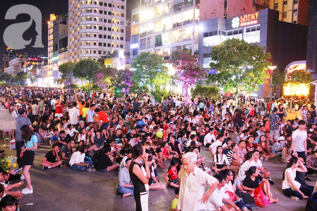 Không pháo hoa, phố đi bộ Nguyễn Huệ vẫn đông nghẹt người tối 30-4 - Ảnh 2.