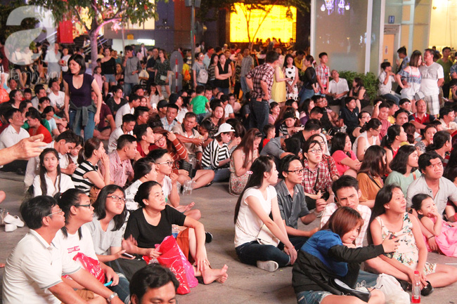 Không pháo hoa, phố đi bộ Nguyễn Huệ vẫn đông nghẹt người tối 30-4 - Ảnh 10.
