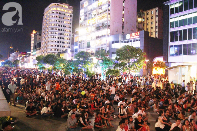 Không pháo hoa, phố đi bộ Nguyễn Huệ vẫn đông nghẹt người tối 30-4 - Ảnh 9.