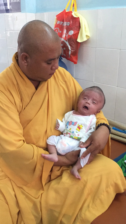 Em bé não úng thủy bị bỏ rơi trước cổng chùa đã ngưng thuốc, được đưa từ Singapore về Việt Nam - Ảnh 6.