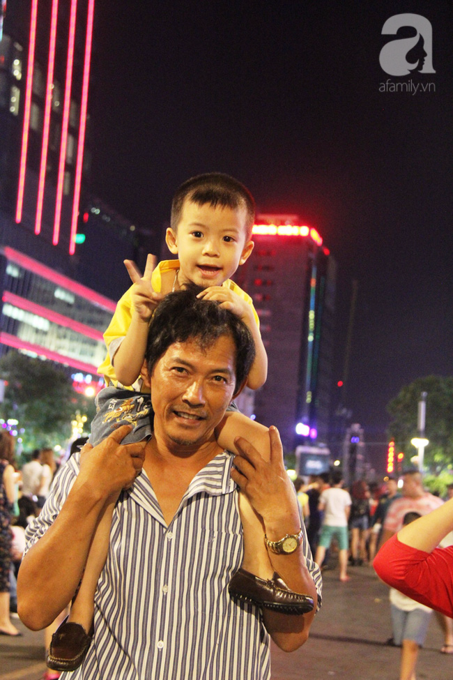 Không pháo hoa, phố đi bộ Nguyễn Huệ vẫn đông nghẹt người tối 30-4 - Ảnh 7.