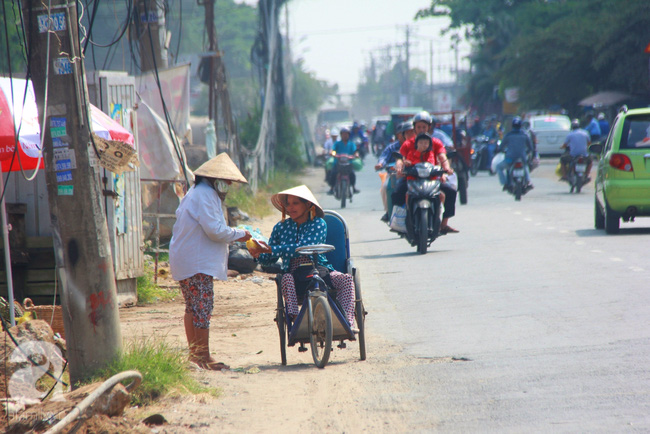 Người vợ tật nguyền bán vé số ròng rã suốt 5 năm chăm chồng: Một ngày là vợ chồng, cả đời là vợ chồng - Ảnh 11.