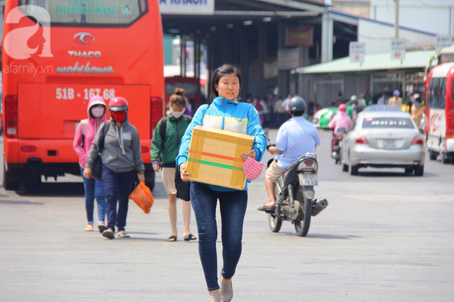 Kết thúc nghỉ lễ, dòng người ồ ạt đổ về thành phố, các cửa ngõ Hà Nội, Sài Gòn ách tắc cục bộ - Ảnh 4.