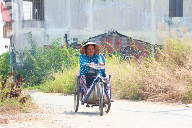 Người vợ tật nguyền bán vé số ròng rã suốt 5 năm chăm chồng: Một ngày là vợ chồng, cả đời là vợ chồng - Ảnh 16.