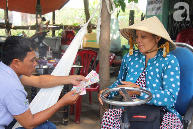 Người vợ tật nguyền bán vé số ròng rã suốt 5 năm chăm chồng: Một ngày là vợ chồng, cả đời là vợ chồng - Ảnh 10.