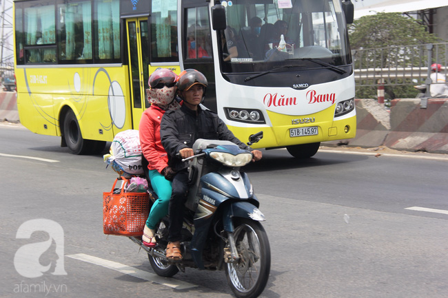 Kết thúc nghỉ lễ, dòng người ồ ạt đổ về thành phố, các cửa ngõ Hà Nội, Sài Gòn ách tắc cục bộ - Ảnh 15.