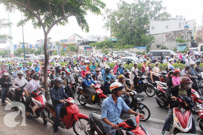 Người dân vội vã đi làm, đường Sài Gòn tắc nghẽn sau kỳ nghỉ lễ 30-4 - Ảnh 9.