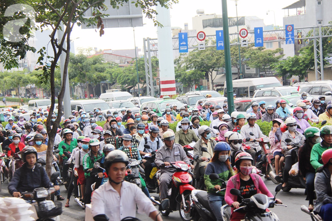 Người dân vội vã đi làm, đường Sài Gòn tắc nghẽn sau kỳ nghỉ lễ 30-4 - Ảnh 7.