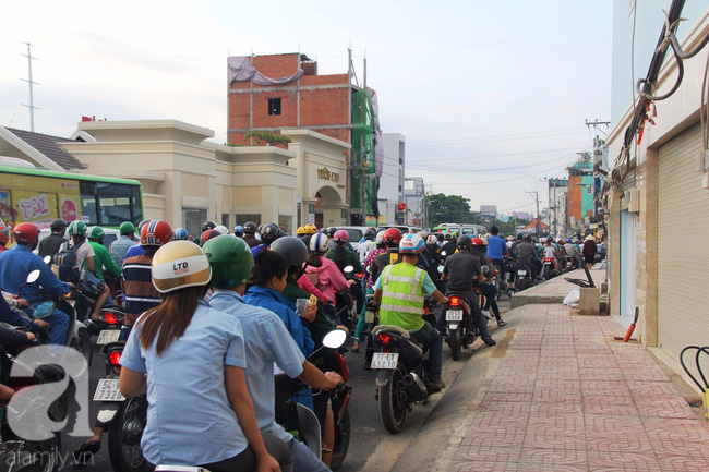 Người dân vội vã đi làm, đường Sài Gòn tắc nghẽn sau kỳ nghỉ lễ 30-4 - Ảnh 11.
