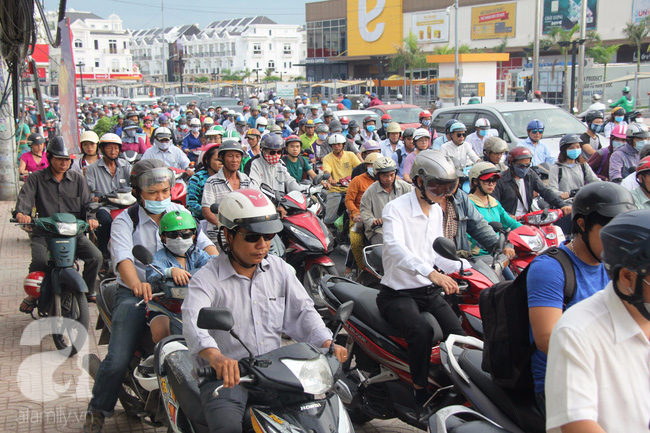 Người dân vội vã đi làm, đường Sài Gòn tắc nghẽn sau kỳ nghỉ lễ 30-4 - Ảnh 10.
