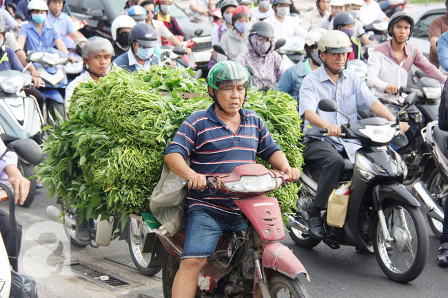 Người dân vội vã đi làm, đường Sài Gòn tắc nghẽn sau kỳ nghỉ lễ 30-4 - Ảnh 6.