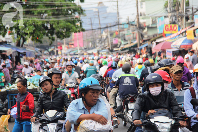 Người dân vội vã đi làm, đường Sài Gòn tắc nghẽn sau kỳ nghỉ lễ 30-4 - Ảnh 12.