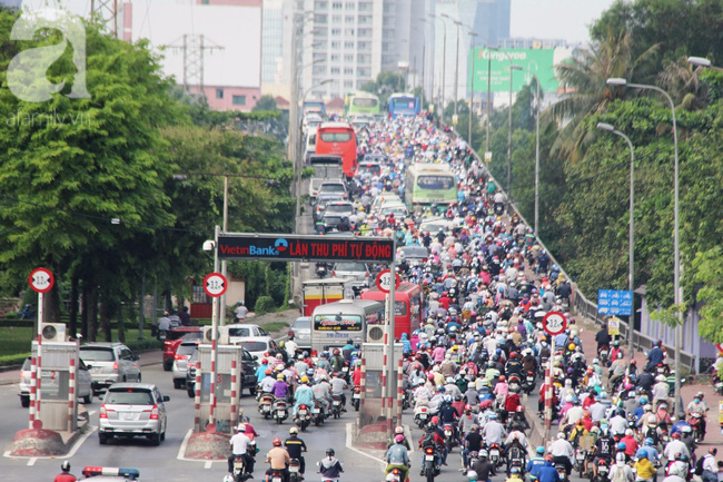 Người dân vội vã đi làm, đường Sài Gòn tắc nghẽn sau kỳ nghỉ lễ 30-4 - Ảnh 1.