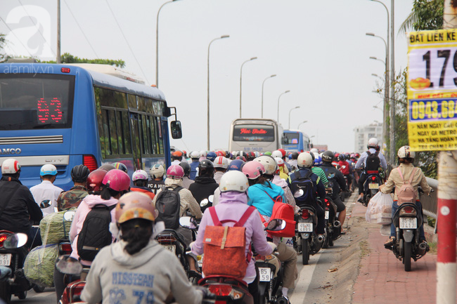 Người dân vội vã đi làm, đường Sài Gòn tắc nghẽn sau kỳ nghỉ lễ 30-4 - Ảnh 2.