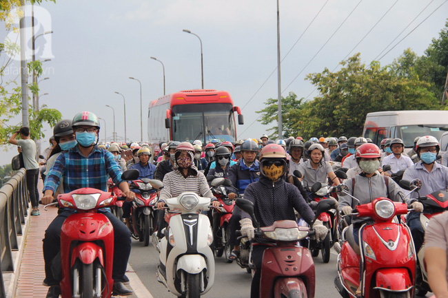Người dân vội vã đi làm, đường Sài Gòn tắc nghẽn sau kỳ nghỉ lễ 30-4 - Ảnh 3.