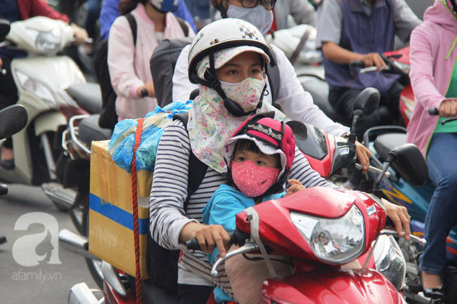 Người dân vội vã đi làm, đường Sài Gòn tắc nghẽn sau kỳ nghỉ lễ 30-4 - Ảnh 5.