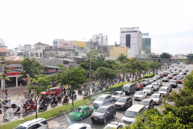 Người dân vội vã đi làm, đường Sài Gòn tắc nghẽn sau kỳ nghỉ lễ 30-4 - Ảnh 13.