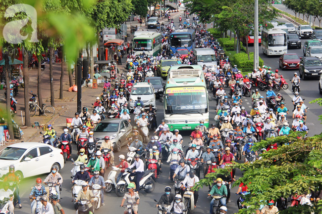 Người dân vội vã đi làm, đường Sài Gòn tắc nghẽn sau kỳ nghỉ lễ 30-4 - Ảnh 14.