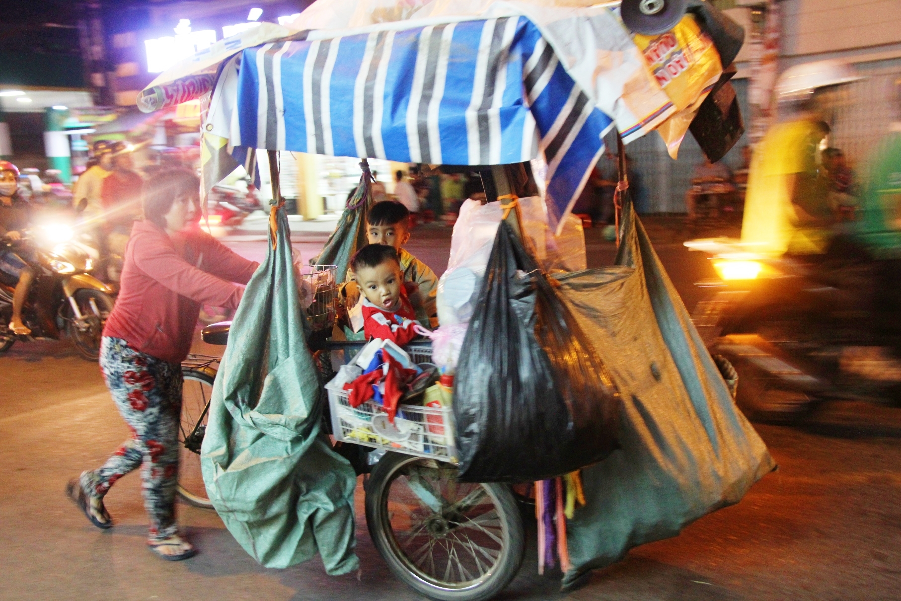 Bốn mẹ con trên chuyến xe rác ở Sài Gòn: "Dù thế nào cũng phải lo cho tụi nhỏ đi học"