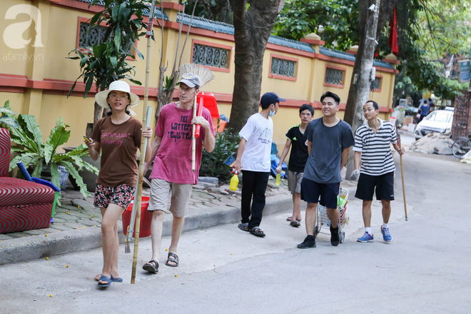 Người đàn ông Mỹ cầm dao, chổi tỉ mẩn gỡ từng mẩu quảng cáo, rao vặt trên tường Hà Nội - Ảnh 13.