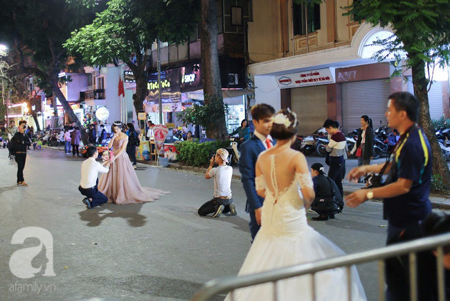 Bức tranh giao mùa vẽ bởi những tà áo cưới duyên dáng tinh khôi trên khắp phố phường Hà Nội - Ảnh 12.