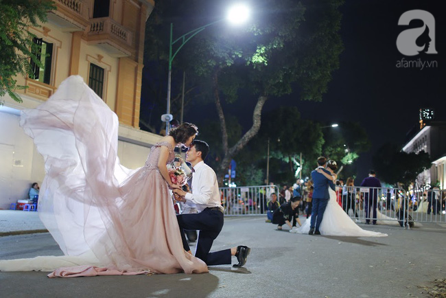 Bức tranh giao mùa vẽ bởi những tà áo cưới duyên dáng tinh khôi trên khắp phố phường Hà Nội - Ảnh 10.