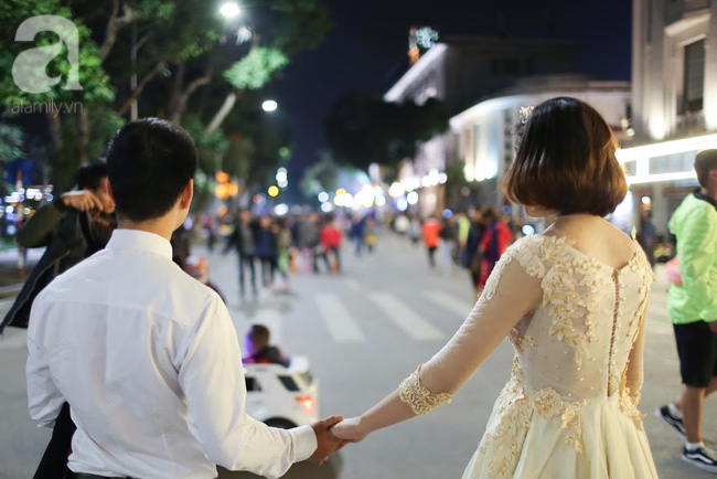 Bức tranh giao mùa vẽ bởi những tà áo cưới duyên dáng tinh khôi trên khắp phố phường Hà Nội - Ảnh 7.