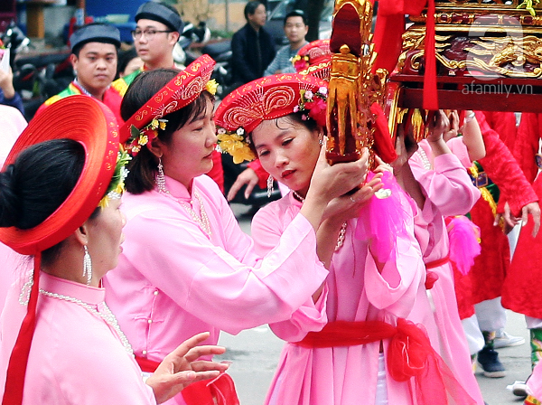 Hà Nội: Cả ngàn người chạy theo chiếc kiệu bay tại Phủ Chúa - Ảnh 3.