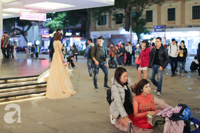 Bức tranh giao mùa vẽ bởi những tà áo cưới duyên dáng tinh khôi trên khắp phố phường Hà Nội - Ảnh 4.