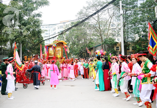 Hà Nội: Cả ngàn người chạy theo chiếc kiệu bay tại Phủ Chúa - Ảnh 4.