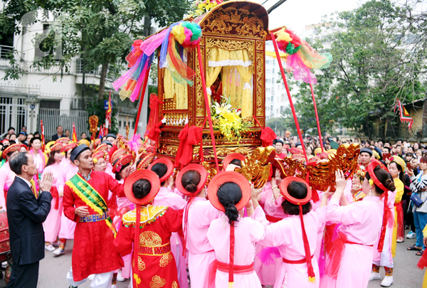 Hà Nội: Cả ngàn người chạy theo chiếc kiệu bay tại Phủ Chúa - Ảnh 5.