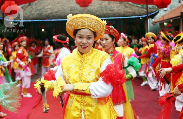 Hà Nội: Cả ngàn người chạy theo chiếc kiệu bay tại Phủ Chúa - Ảnh 14.