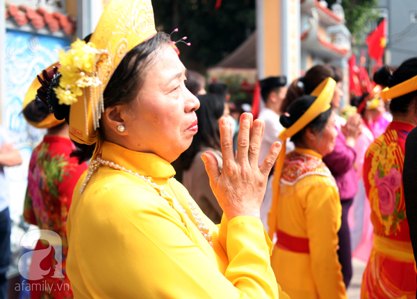 Hà Nội: Cả ngàn người chạy theo chiếc kiệu bay tại Phủ Chúa - Ảnh 7.