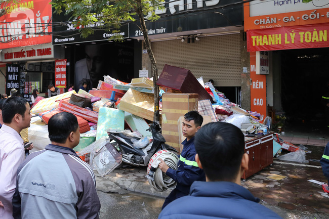 Hà Nội: Cháy cửa hàng chăn ga mặt đường Xuân Thuỷ, nhiều hộ dân xung quanh hoảng loạn - Ảnh 2.