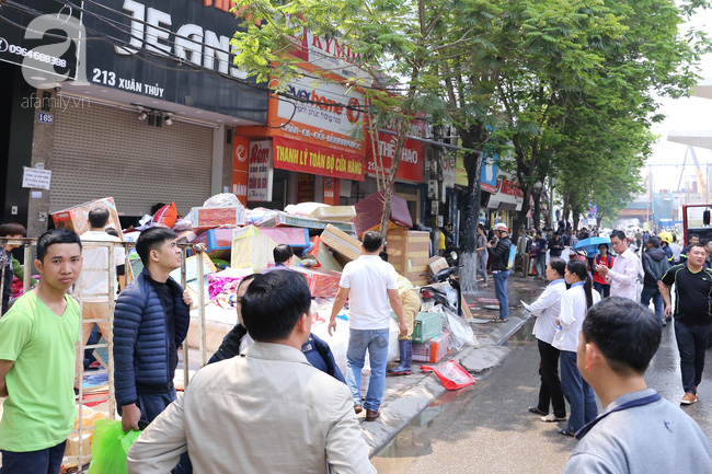 Hà Nội: Cháy cửa hàng chăn ga mặt đường Xuân Thuỷ, nhiều hộ dân xung quanh hoảng loạn - Ảnh 3.