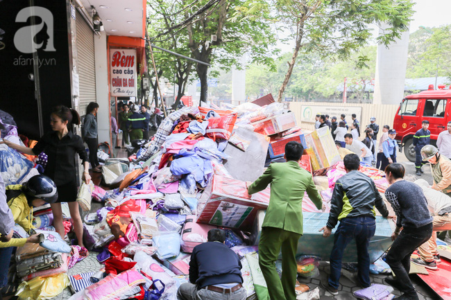 Hà Nội: Cháy cửa hàng chăn ga mặt đường Xuân Thuỷ, nhiều hộ dân xung quanh hoảng loạn - Ảnh 5.