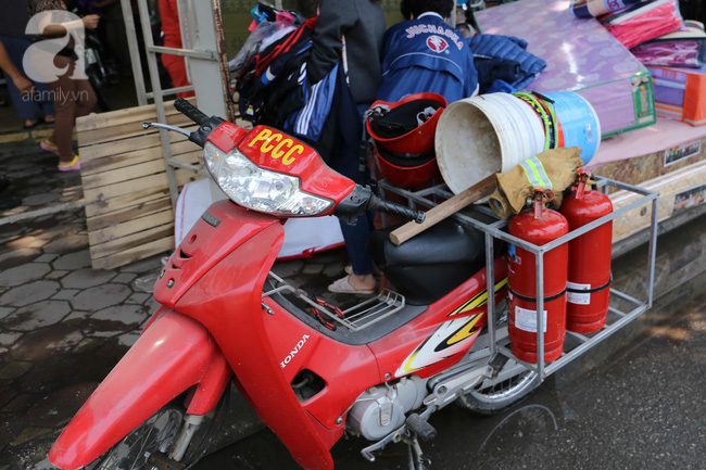 Hà Nội: Cháy cửa hàng chăn ga mặt đường Xuân Thuỷ, nhiều hộ dân xung quanh hoảng loạn - Ảnh 4.