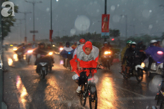 Đầu tuần, mưa mù mịt, Sài Gòn kẹt cứng giờ tan tầm - Ảnh 6.